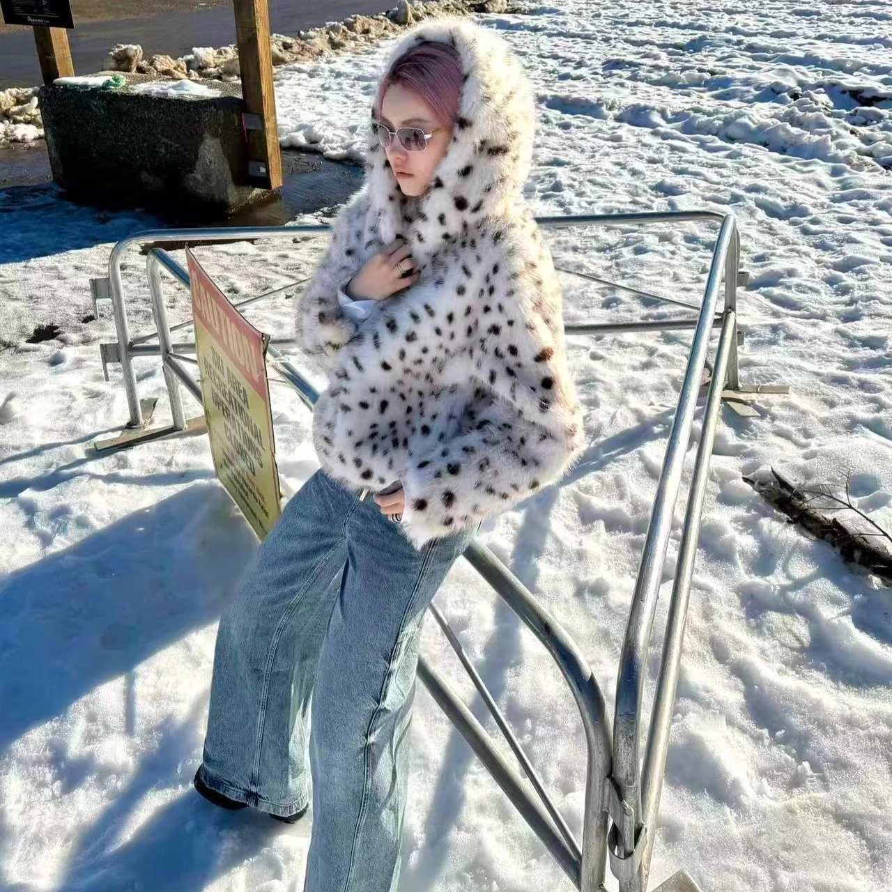 Mantel Bulu Imitasi Wanita Kasual Pendek Motif Leopard Patchwork Lengan Panjang Kerah Tegak Tebal Hangat Bulu Gaya Jalanan Musim Dingin 2025