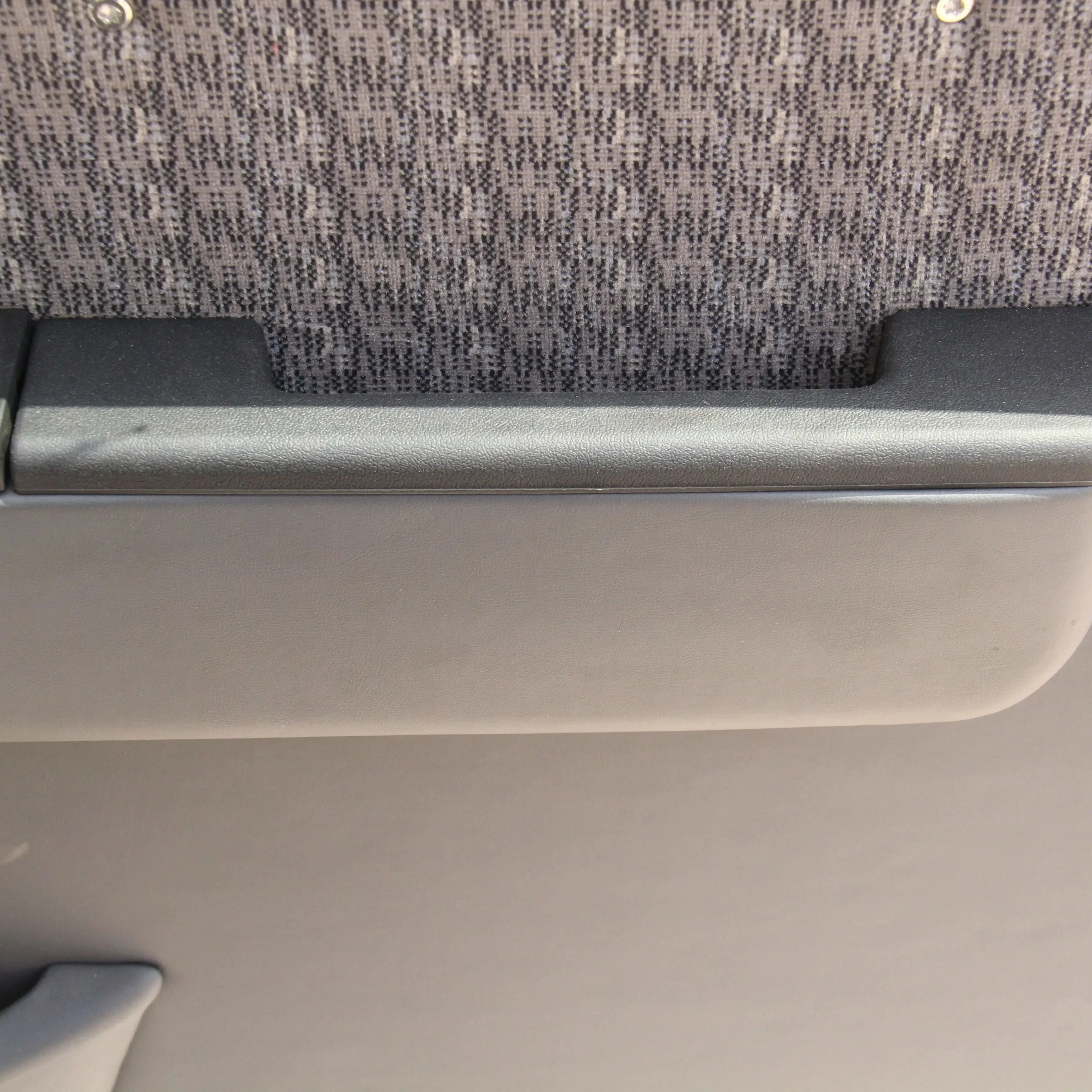 

Панель передней двери GQ Patrol Y60 с подлокотником (процесс нанесения покрытия ABS)