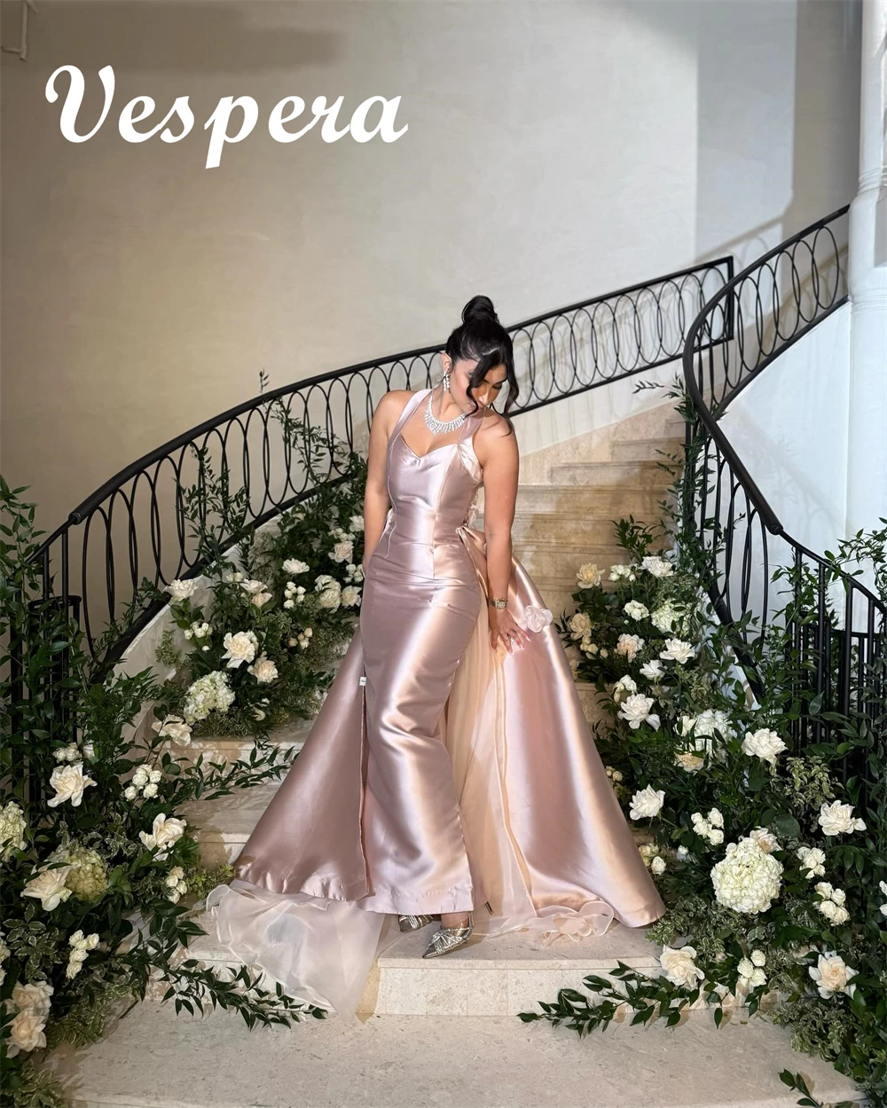 Sukienki wieczorowe satynowe wysokiej jakości szyte na miarę, wykwintne sukienki na powrót do domu bez rękawów typu halter, klasyczne suknie na specjalne okazje.