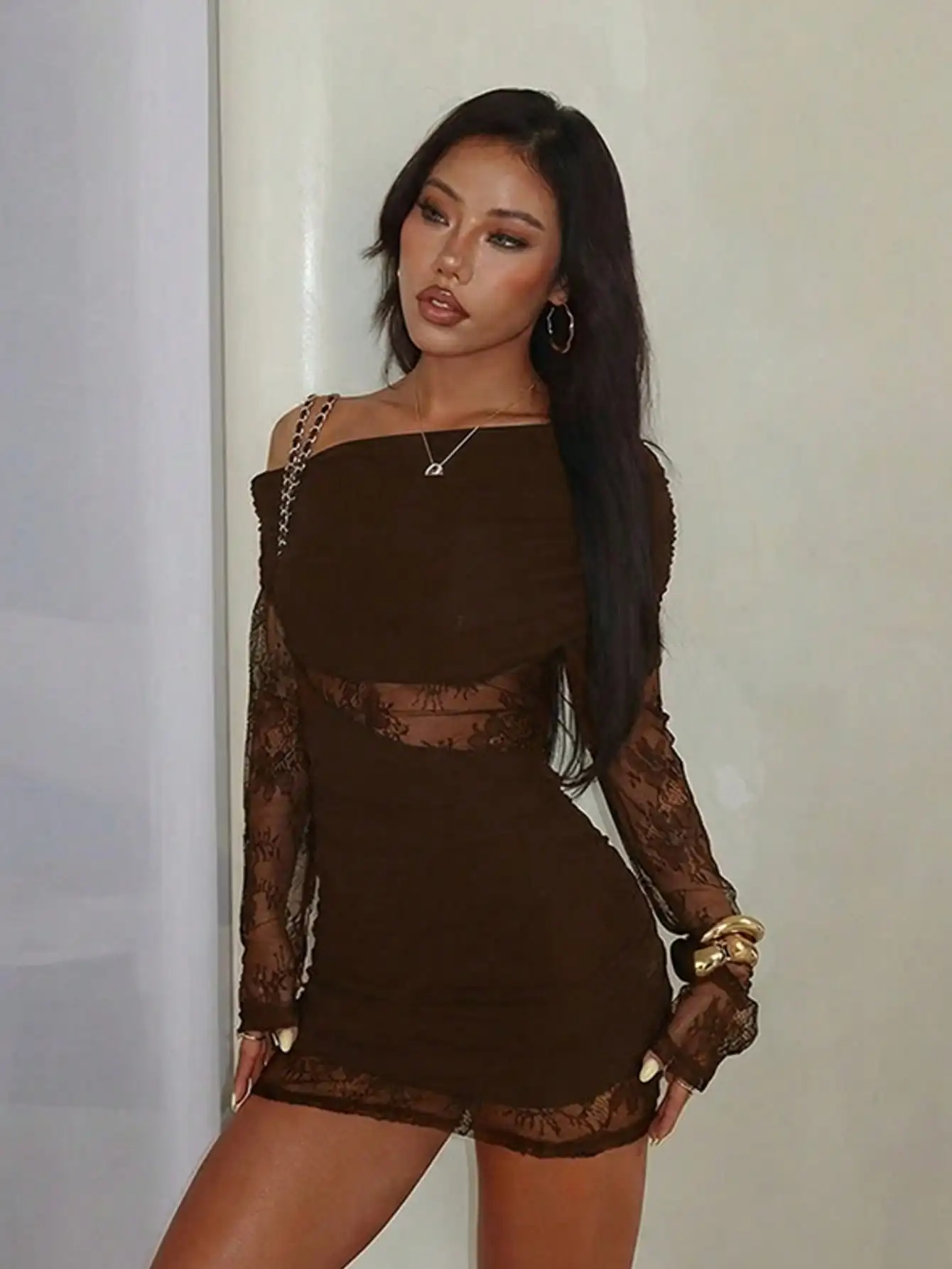 Vestido Mini Preto de Um Ombro com Renda e Mangas Longas Transparentes