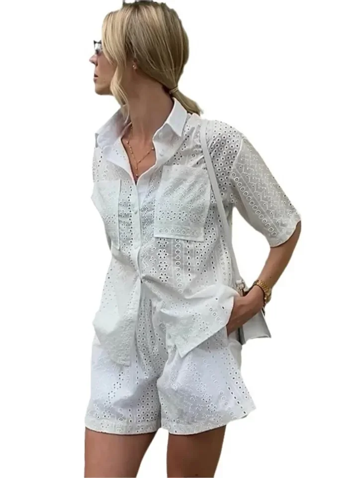 Modny letni komplet dwuczęściowy damski: koronkowa bluzka z krótkim rękawem i ażurowymi detalami oraz krótkie spodenki, damski letni zestaw dwuczęściowy.