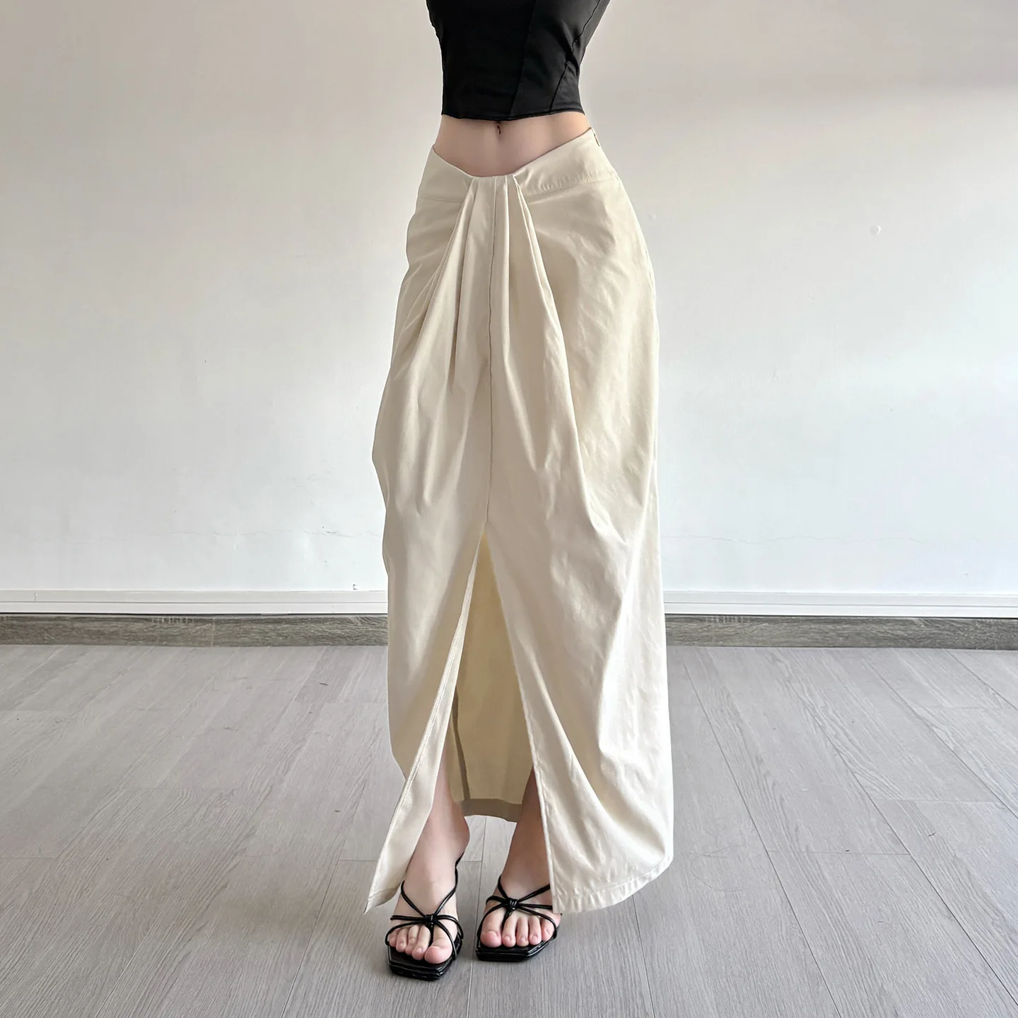 디자인 감각이 돋보이는 허리 주름 디자인의 단색 스커트, 여성 니치 스트릿 유럽 및 미국 스파이스 걸 스타일의 힙 스플릿 롱 스커트.