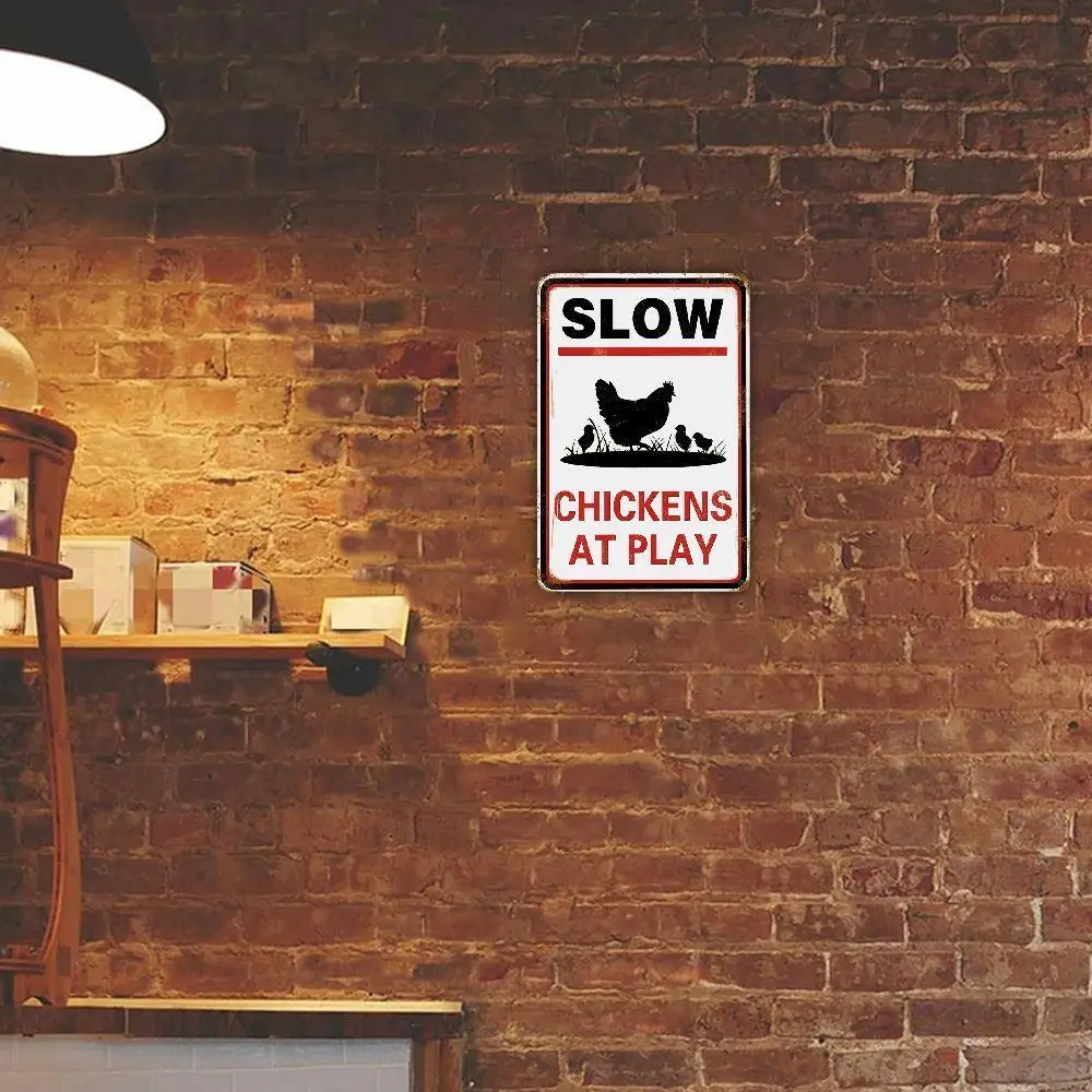 Polli lentos al gioco Segnale di avvertimento Divertente cartello di avvertimento di sicurezza in fattoria Decorazione da parete in metallo vintage Novità Pollo in fattoria