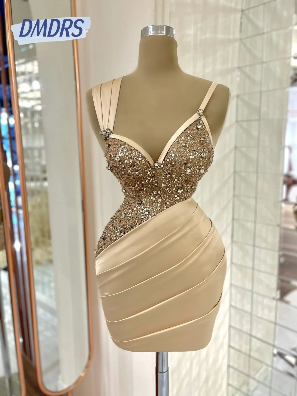 

Shiny V Neck Short Homecoming Party Women Dress Stylish Satin Sheath Evening Gown Customized Modern Sleeveless Sexy Prom Wear