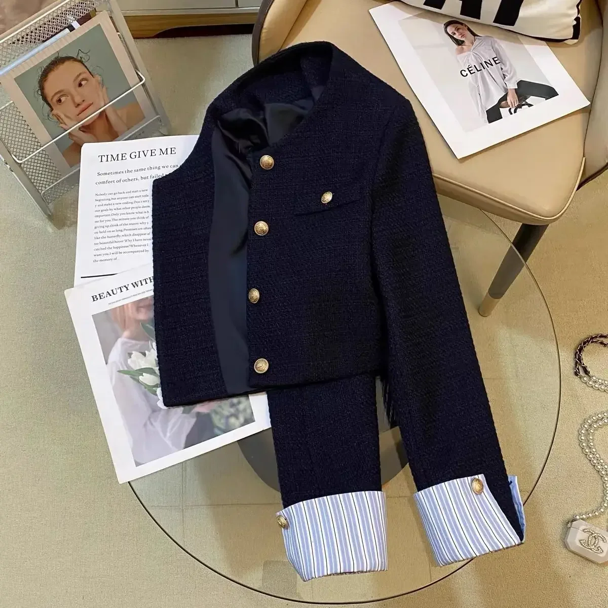 Neuer Tweed-Blazer in Marineblau, einreihig, mit goldenen Knöpfen, gestreiften Manschetten, schmal geschnitten, elegant, im französischen Retro-Stil, ideal für das Büro. – Detail 7