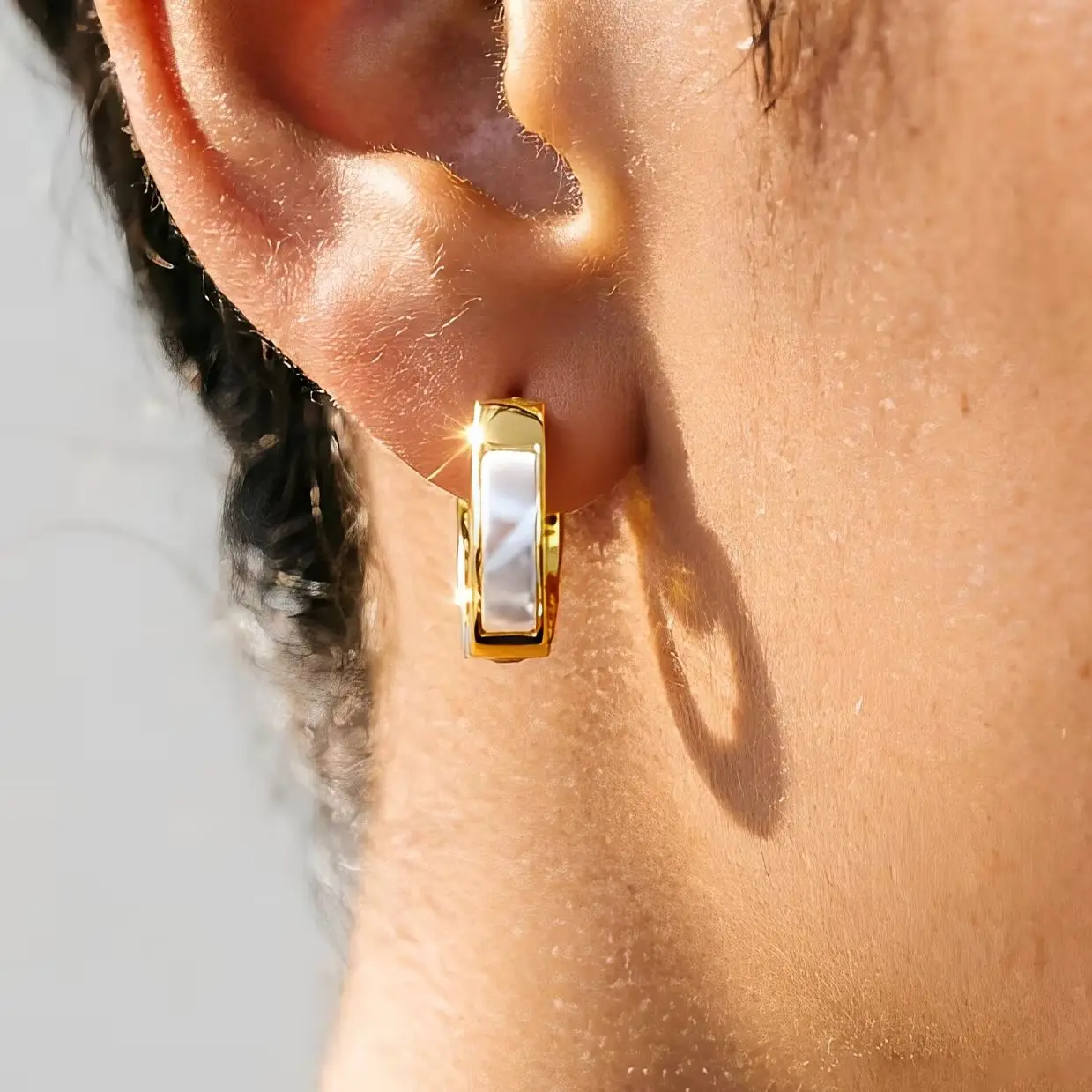 European Luxury Geometric Oval Shell Huggie Earrings Women Stainless Steel 18K Gold Plated Elegant Trendy Daily Office Jewelry