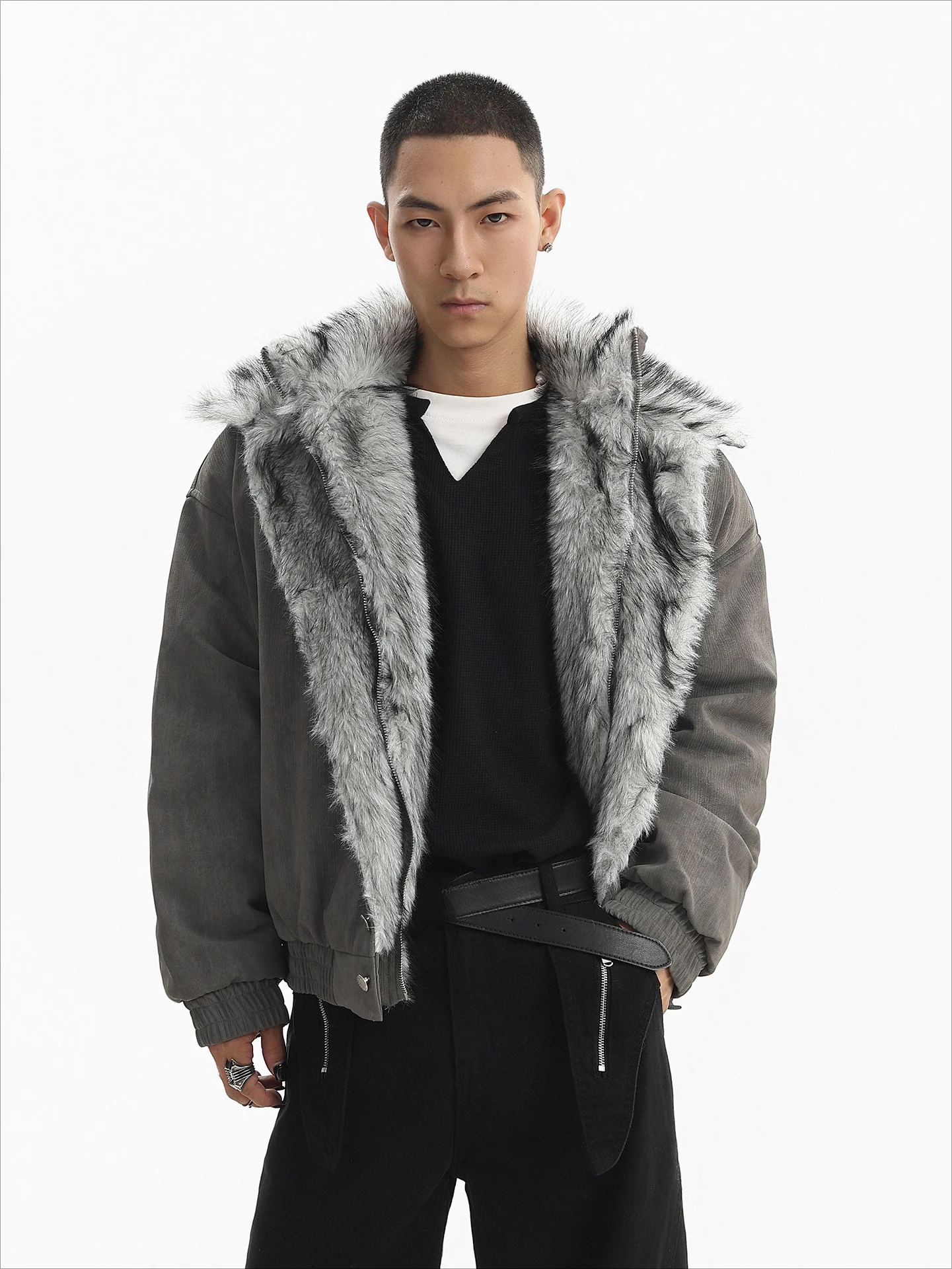 معاطف رجالية عصرية عالية الشارع بياقة من الفرو الصناعي سترات مكونة من قطعتين للرجال لشتاء 2025 سترات جديدة من الصوف بلون واحد