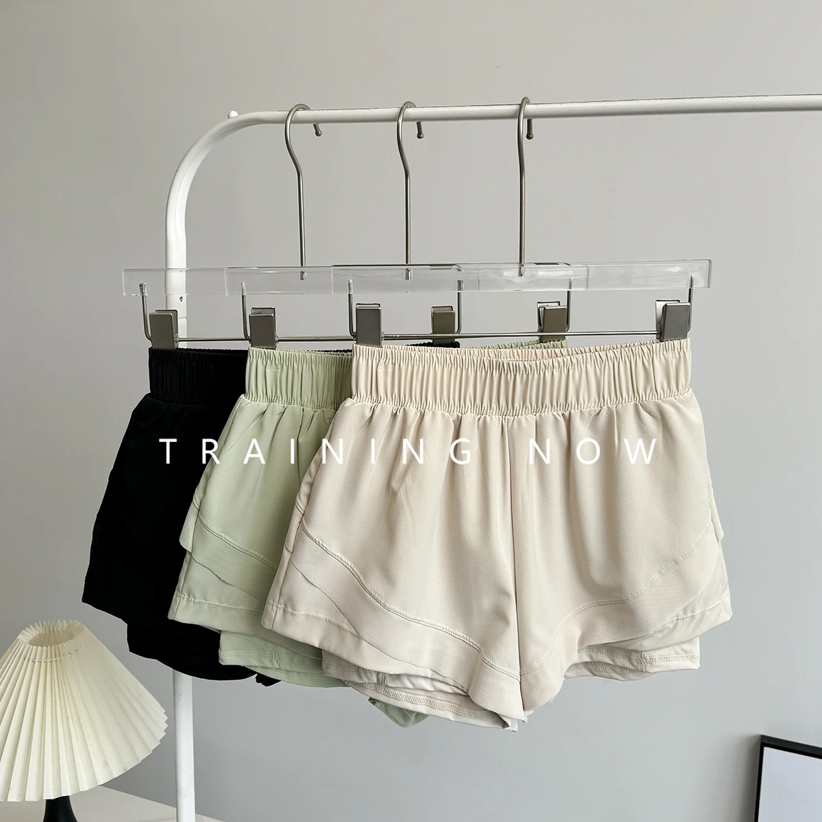 

Тонкие шорты для бега с высокой талией для женщин, летние быстросохнущие искусственные двухсекционные модные спортивные штаны для йоги с защитой от воздействия