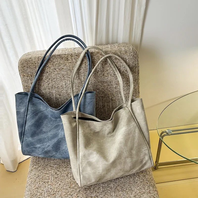 حقائب يد نسائية على الموضة لعام 2025 حقائب يد غير رسمية متعددة الاستخدامات PU بمشبك حقائب كتف ذات سعة كبيرة للتنقل بلون سادة وجودة عالية