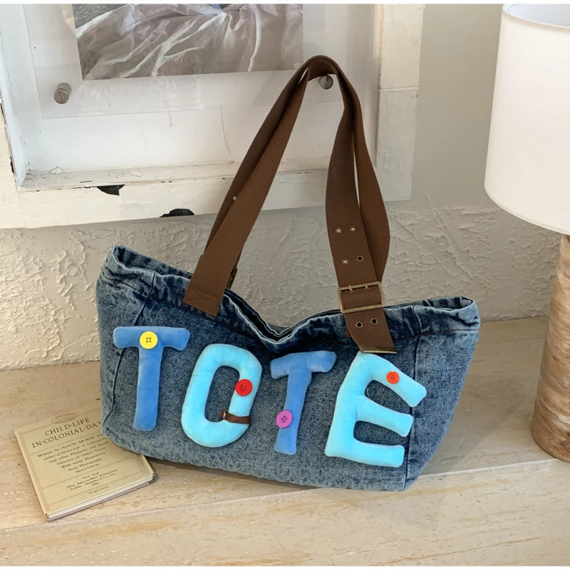 Gewaschene Denim Vintage Schultertasche, Große Kapazität Y2k Mädchen Flauschige Buchstaben Farbige Knöpfe Tragetasche, Hobo Pendler Canvas Handtasche – Detail 12