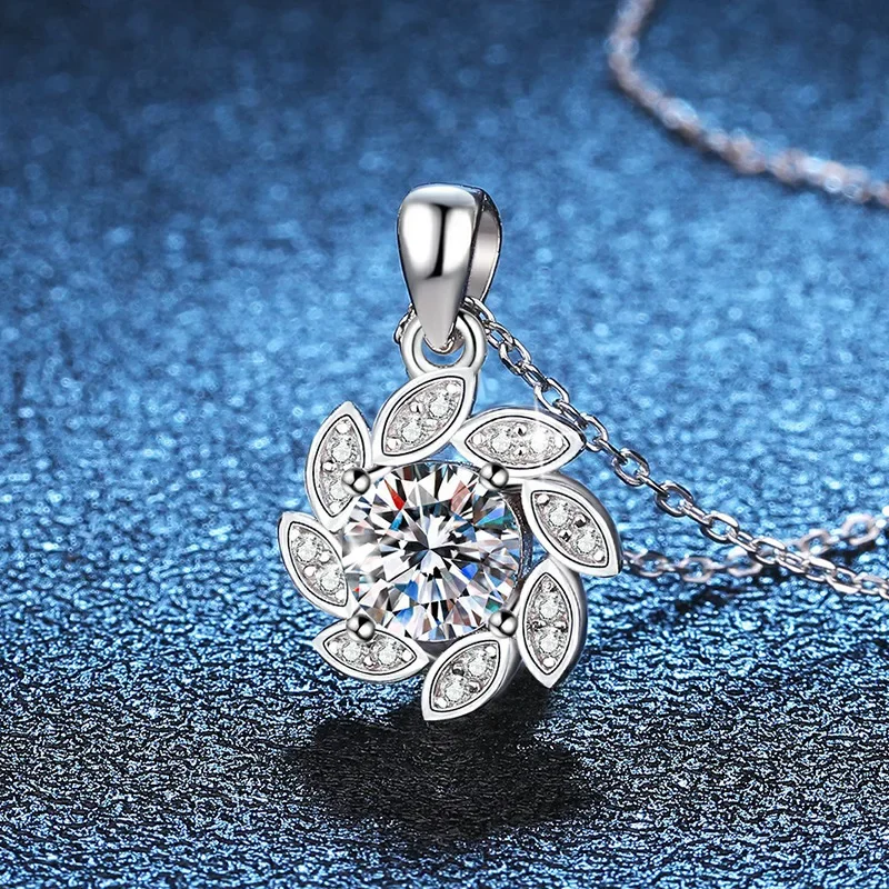 18K Gold Inlaid Diamond Necklace, Moissanite Pendant, Lucky Rotating Flower, PT950 Platinum Collarbone Chain, 1 Carat, D Color