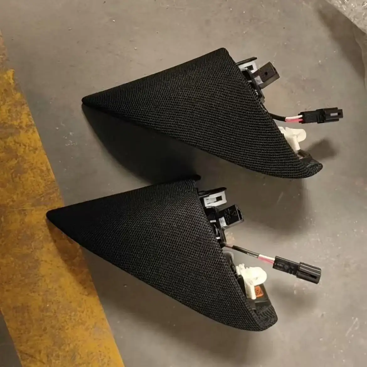 

2024 for Tesla Model 3 Highland rearview mirror rear hood mesh speaker A-pillar tweeter triangle horn