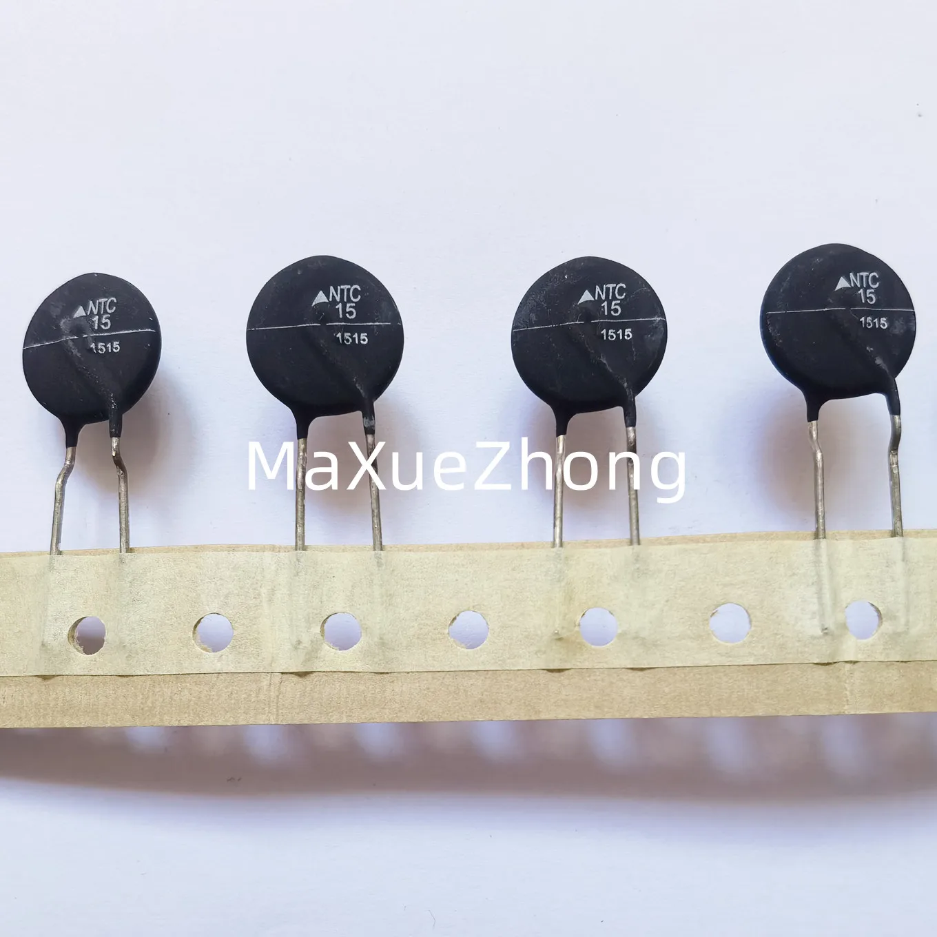 

Original new 100% B57238S150M51 NTC15 power thermistor 15Ohm 15D-16 4.4A 16MM (Inductor)