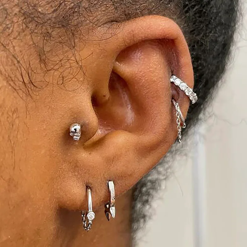 1pc Skull Shaped Helix Tragus Daith Ear Piercing Earrings for Women Men Gold Color Mini Earing Fashion Jewelry Gifts CC177