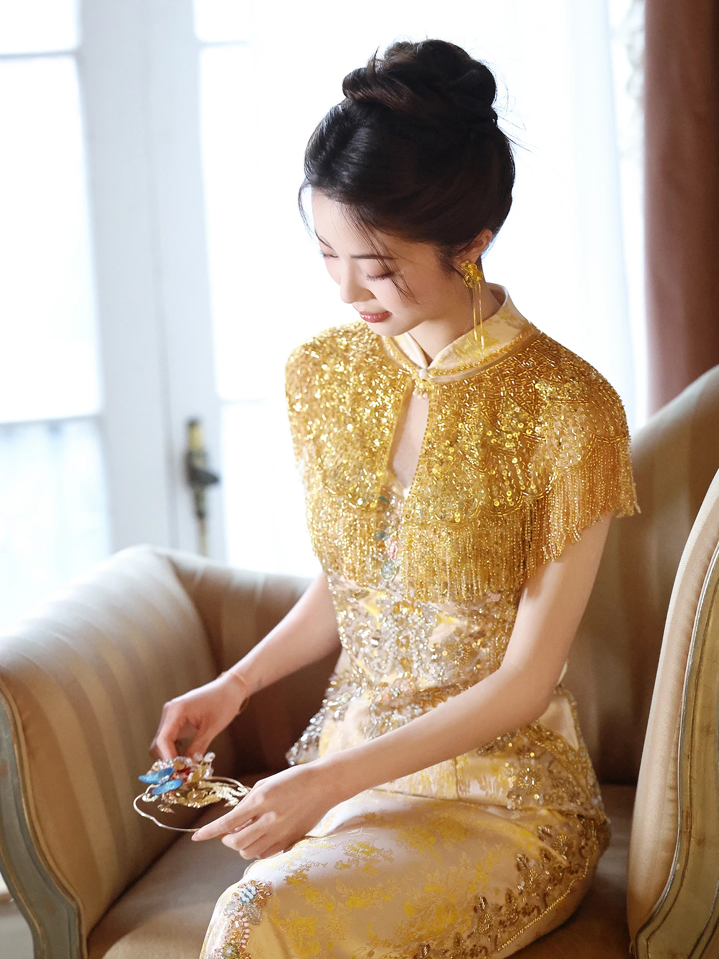 

Элегантное золотое свадебное ципао для молодой невесты, платье для помолвки, традиционный китайский утренний халат, красивое.