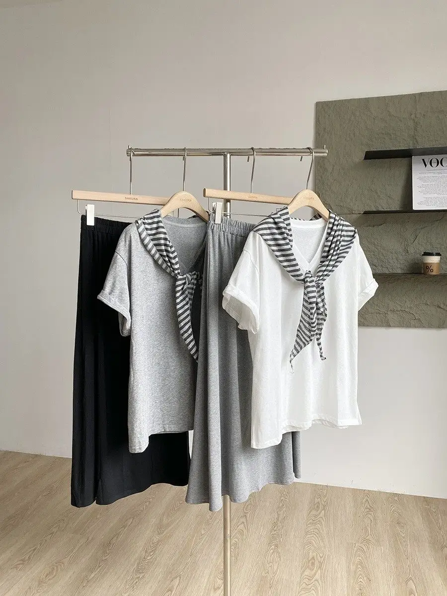 

Летний модный комплект 2026: Корейский стиль, простой и элегантный комплект из футболки с коротким рукавом и платья миди с завышенной талией и эффектом утяжки