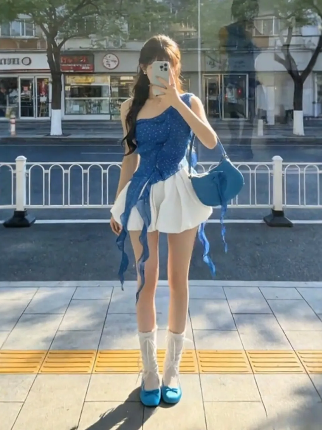 

Женский летний комплект из двух предметов: топ с открытыми плечами и юбка с высокой талией, удобный крой, повседневный стиль