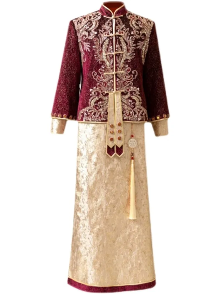 The groom's Chinese-style champagne-colored toasting and new wedding attire