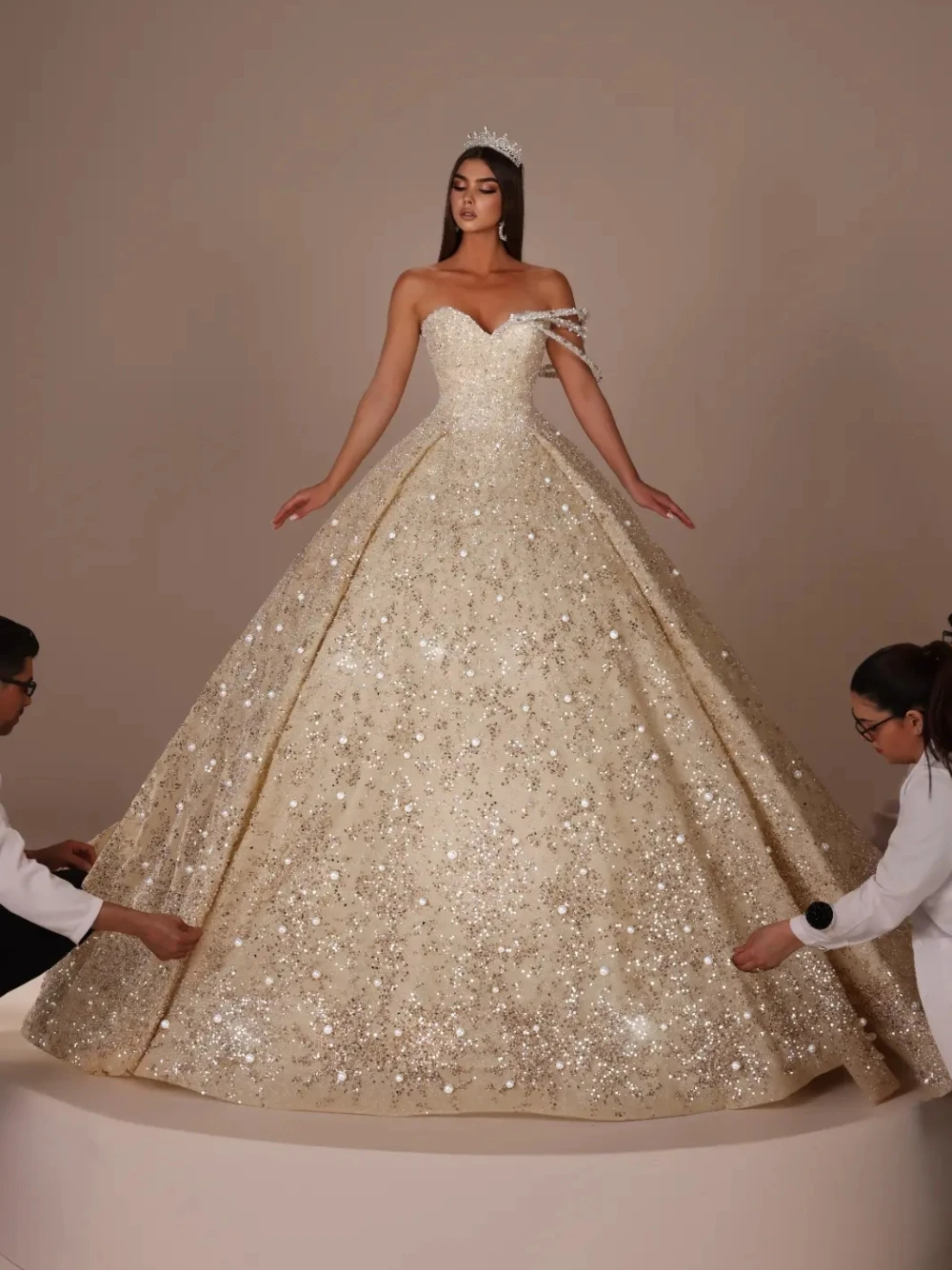 Champagne Gold Sparkly Ball Gown Wedding Dress Elegant Pearls Sweetheart Neck Bridal Gown One-shoulder Strap Customized Wear