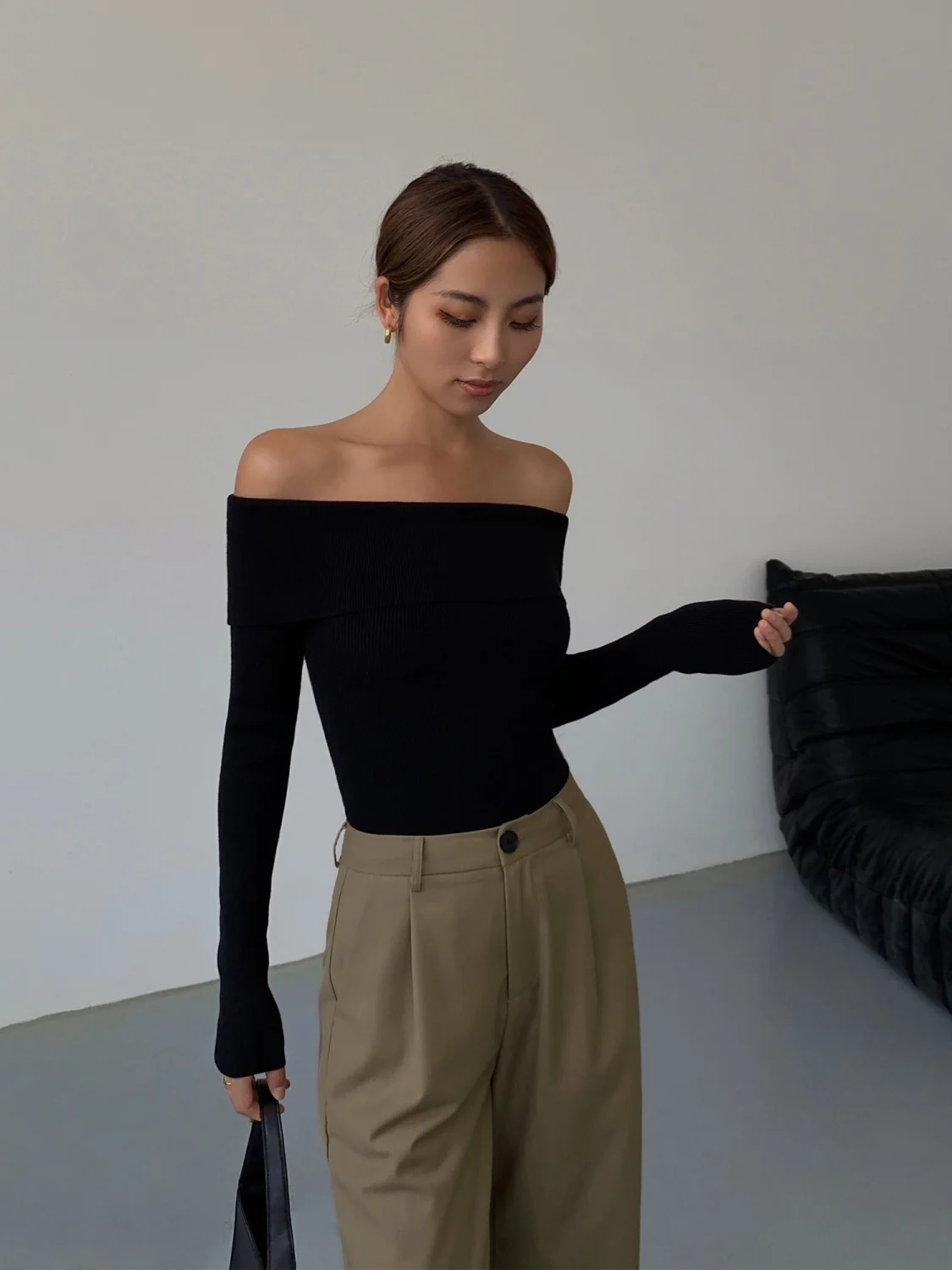 Black One Shoulder Long Sleeved Knitted Sweater for Women 2024 Autumn New Style Slim Fit and Slimming Base Shirt Top