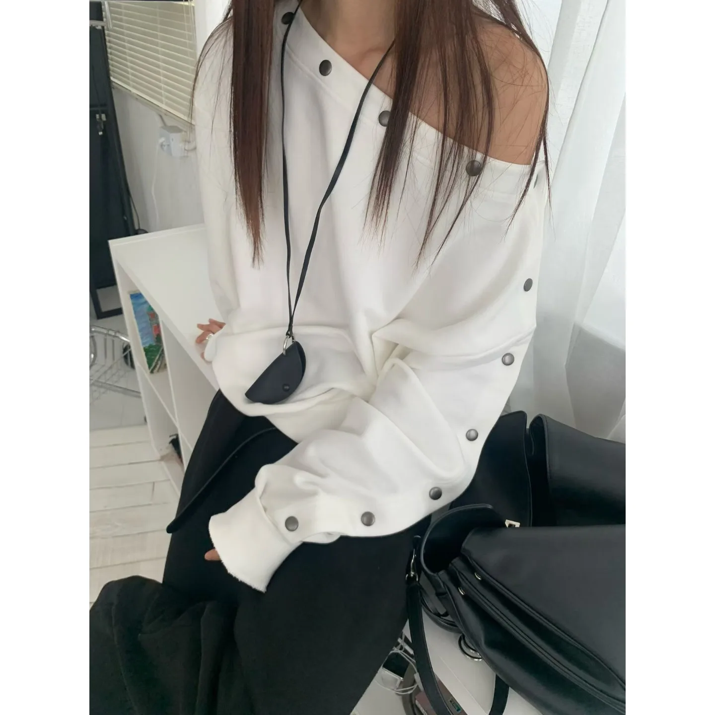 Retro Fashionable Rivet Shoulder Bared Oblique Collar Design Fleece Sweatshirt Overhead Ladies Loose Fit Long Sleeve Winter Top