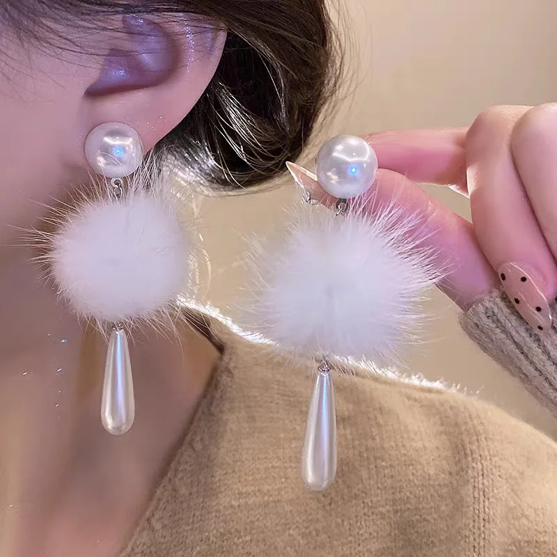 

Water Drop Fuzzy Ball Pearl Earrings for Women 2025 New Autumn and Winter Trendy Fluffy Stud Earrings for Ladies