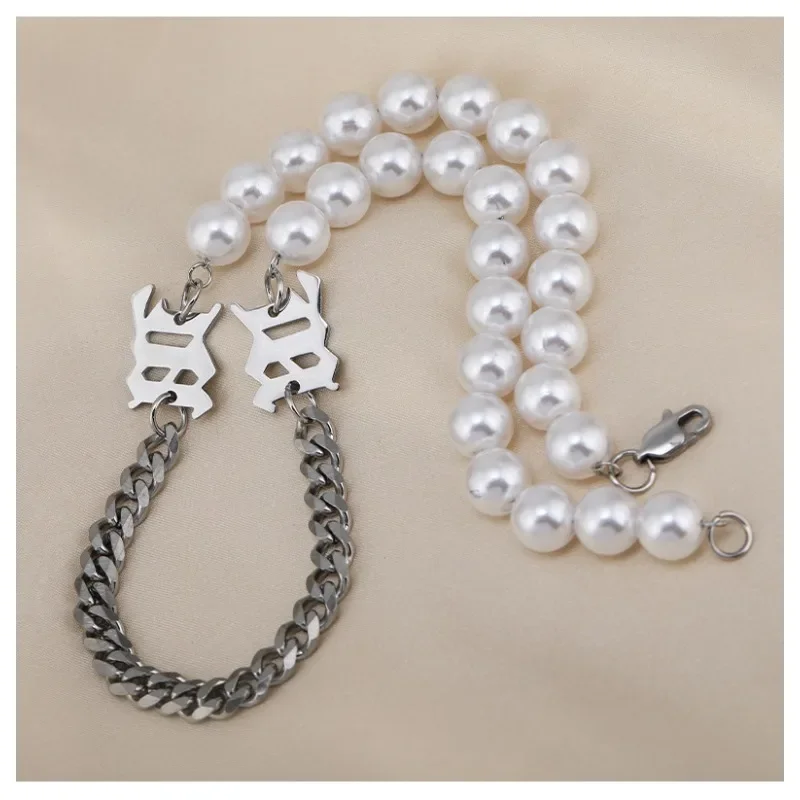 إكسسوارات عصرية مثل سلاسل السترات المتخصصة والقلائد وسلاسل الترقوة النسائية وسلاسل الحروف