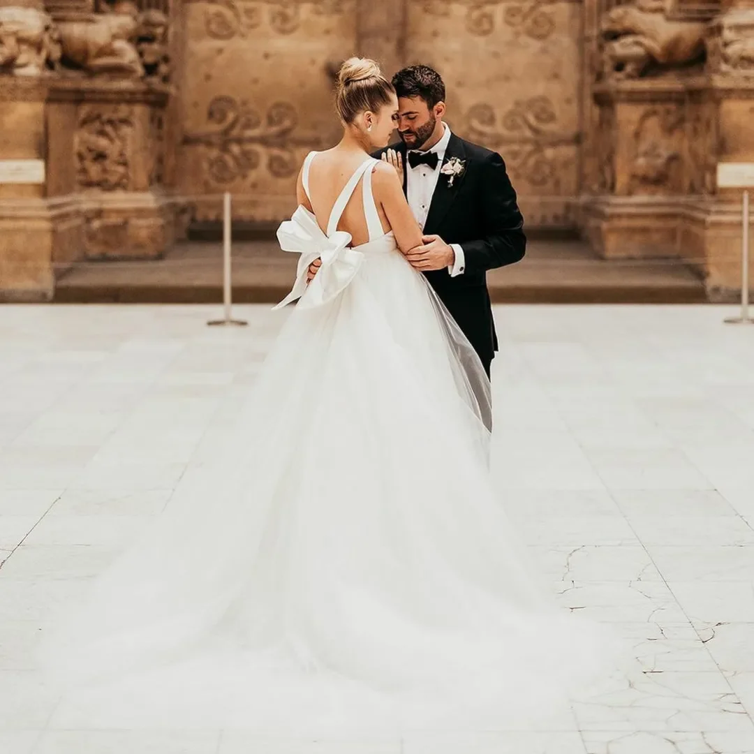 Robe de mariée longue à col en V profond avec nœud pour femmes, robes trapèze en tulle, robes de patients à train de balayage, plis sexy, nouveau