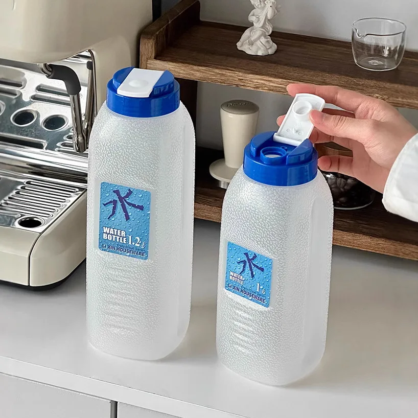 Large Capacity Plastic Water Pitcher with Lid, Portable Juice Dispenser Carafe for Home, Restaurant, Iced Coffee & Cold Drinks