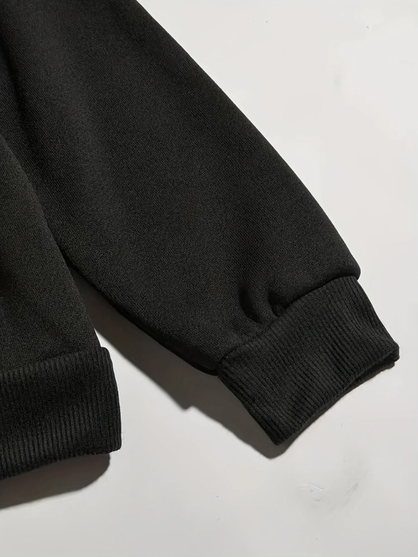 سترة بغطاء للرأس بطبعة صيد السمك للرجال مع علامة "Born to Fly، Forced" وتصميم سمك السلمون المرقط - سترة فضفاضة دافئة، هوديي، الكنغر