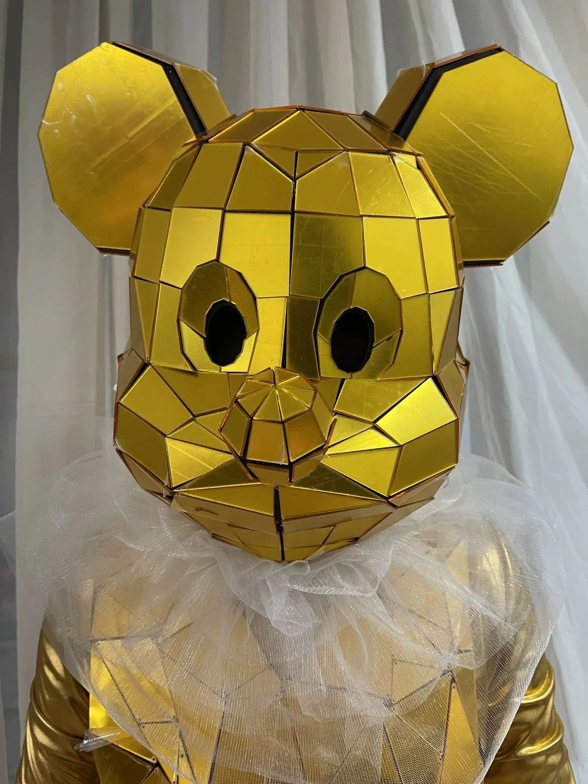 Mirror masks, animal helmets, celebration parties, nightclub performances, acrylic hats for stage shows.