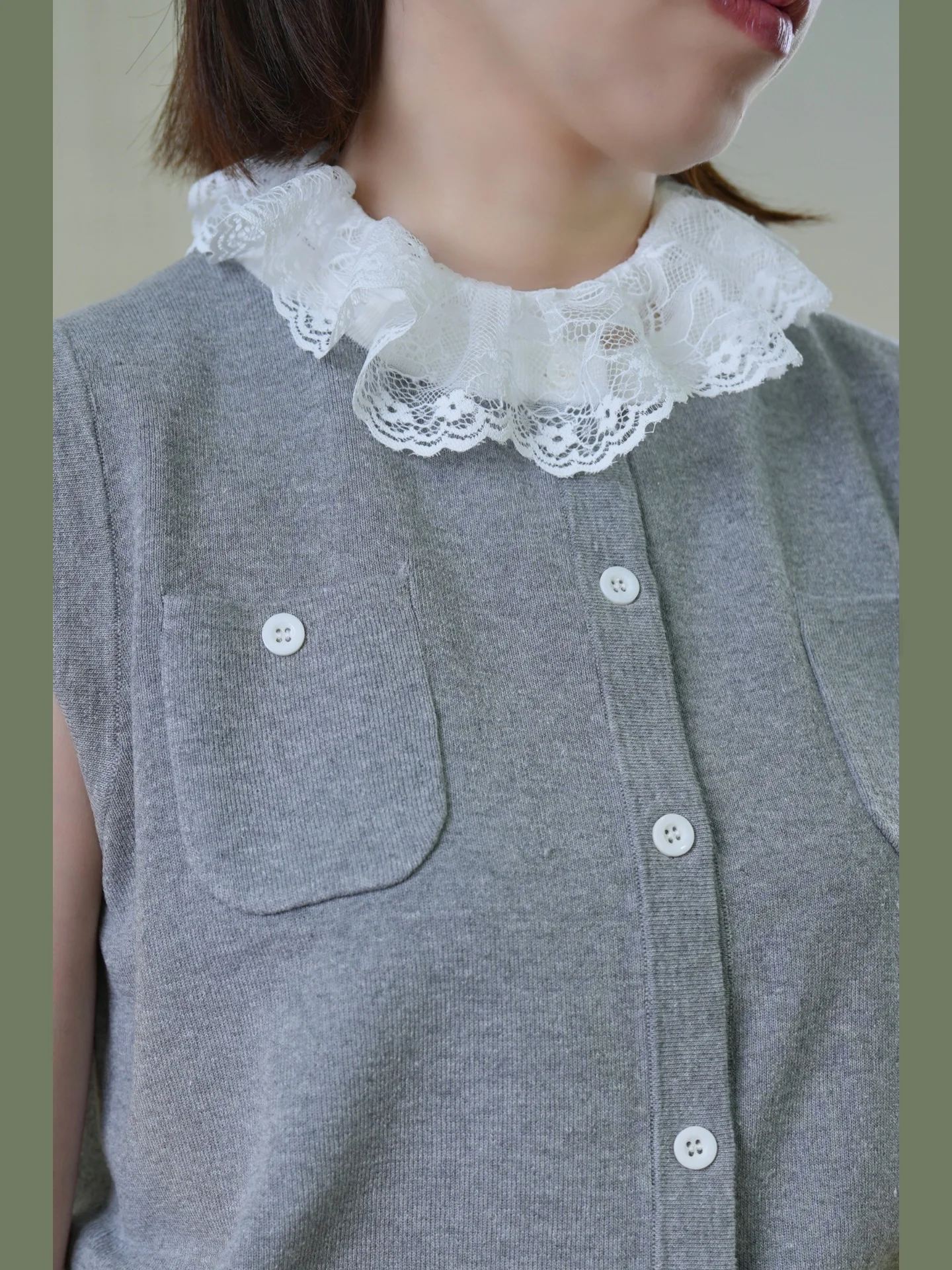 elegant-white-lace-camisole-with-fake-collar-under-screen-overflowing-rich-lady-style-small-fragrance-style-casual-neckwear