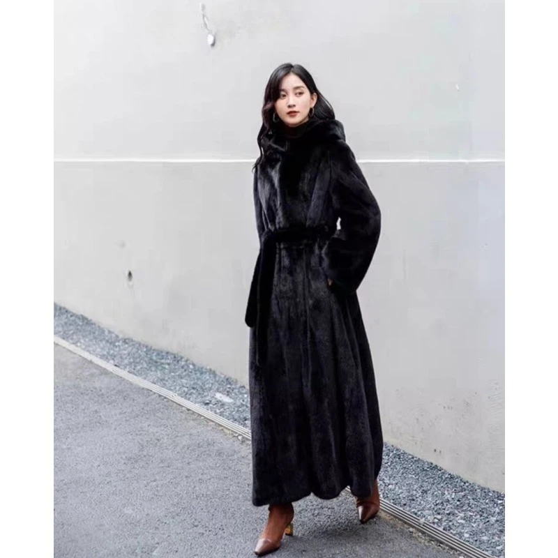 Mantel Bulu Ramah Lingkungan Musim Dingin Wanita Model Panjang Selutut Longgar Berkerudung dengan Ikat Pinggang Mantel Imitasi Bulu Mink Mewah Jaket Hangat Modis