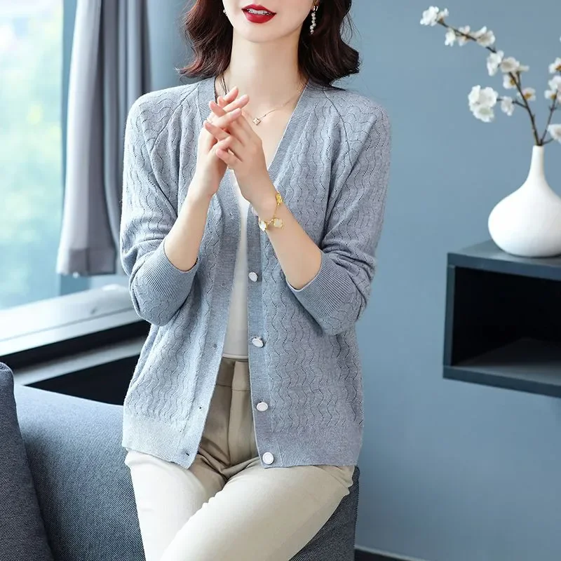 

Casual V-Neck Knitted Cardigan Women Spring Autumn New Fashion Middle-Aged Mom Hollow Out Thin Loose Knitwear Ladies Tops W1012