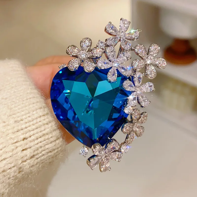 French Elegnat Blue Crystal Heart Brooches for Women Luxury Micro-inlaid Zircon Fashion Corsage Overcoat Jacket Accessories Pin