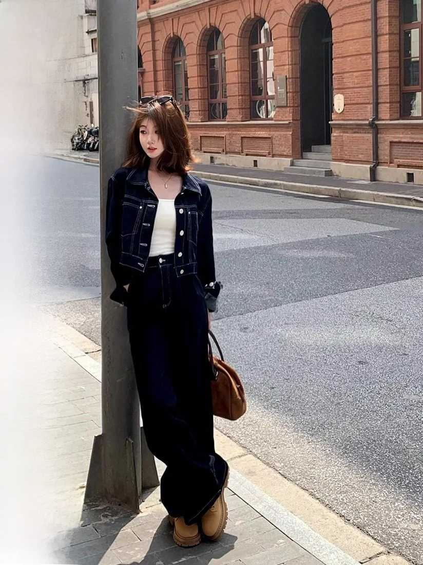 

Комплект женский: джинсовая куртка с высокой талией и брюки с широкими штанинами, осенний повседневный стиль, от HUANG ZUO ZUO 2024