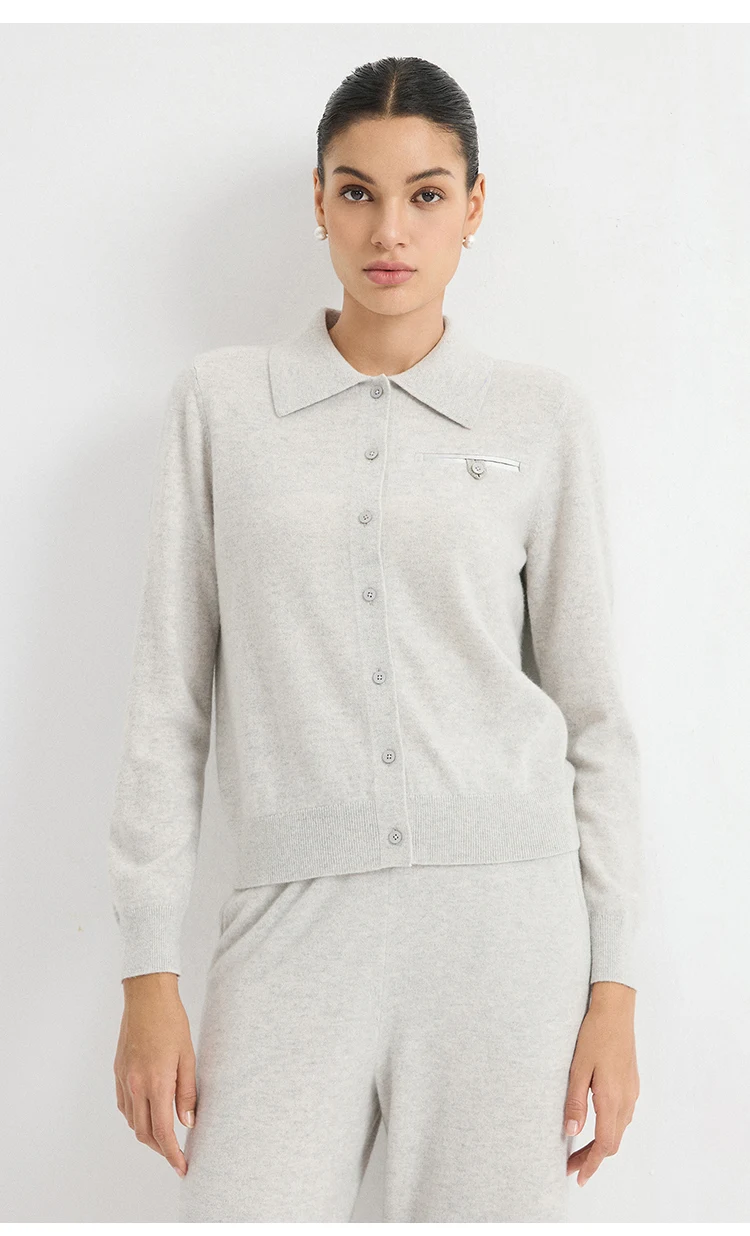 BD3621835 Damen-Cardigan aus 100% Kaschmir mit Hemdkragen, langen Ärmeln, Reißverschluss, Brusttasche, Kettenabzeichen, dezentes Old-Money-Design für den Herbst – Detail 3