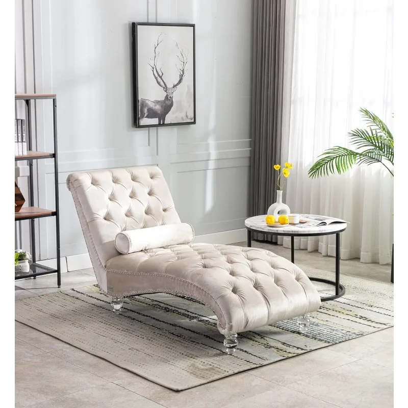 home.Sedia lounge in velluto con cuscino in lancio, poltrona lounge moderna con bottoni capitonnè e gambe in acrilico, interni imbottiti
