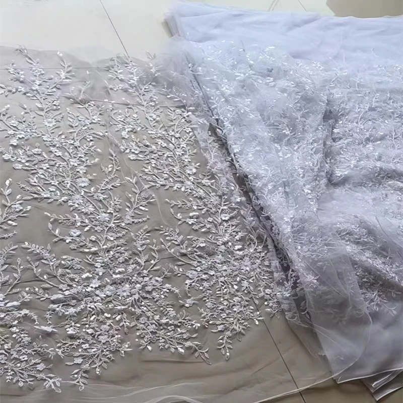 قماش مطرز بالدانتيل الراقية متعدد الألوان هو مادة مثالية لصنع فساتين الزفاف والعباءات وإكسسوارات الملابس