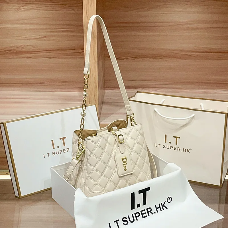 

Trendy Niche High-End Genuine Leather Women's Bag2025New Fashionable Versatile Large Capacity Bucket Bag