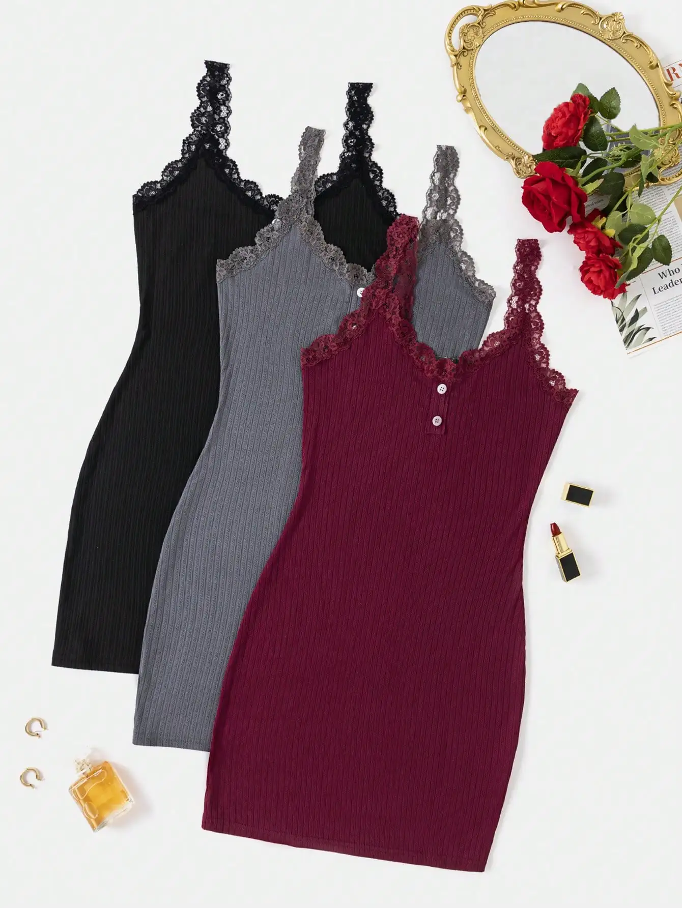 

Комплект из 3-х женских ночных сорочек с кружевной отделкой и ребристой тканью