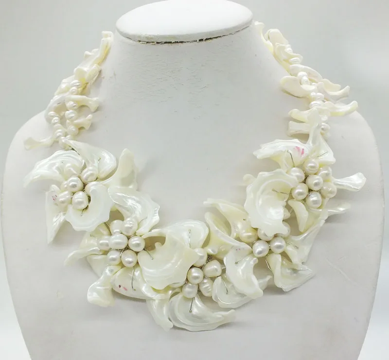 Classic white shell, pearl, flower necklace 20\