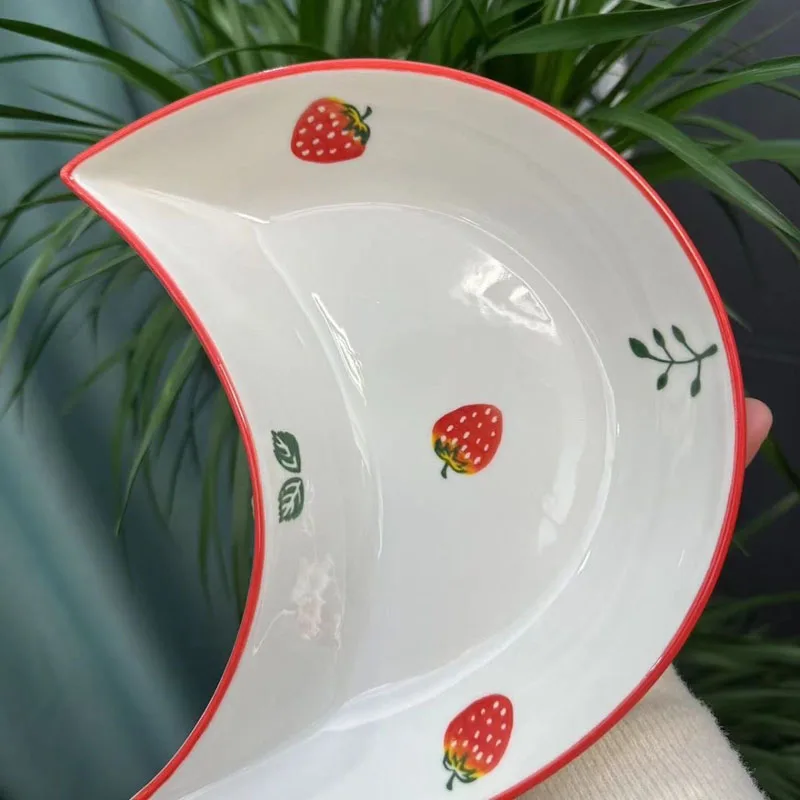 Kitchen New Moon Shaped Strawberry Pattern Dinner Plate, Stackable Ceramic Food Snack Dessert Fruit Plate, European Platter, 1Pc