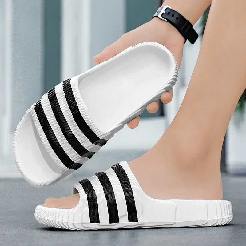 2025 الصيف الرجال موضة نِعال تدليك داخلي/خارجي الصنادل الشاطئ سميكة وحيد الذكور الشرائح الصيف عدم الانزلاق دش النعال