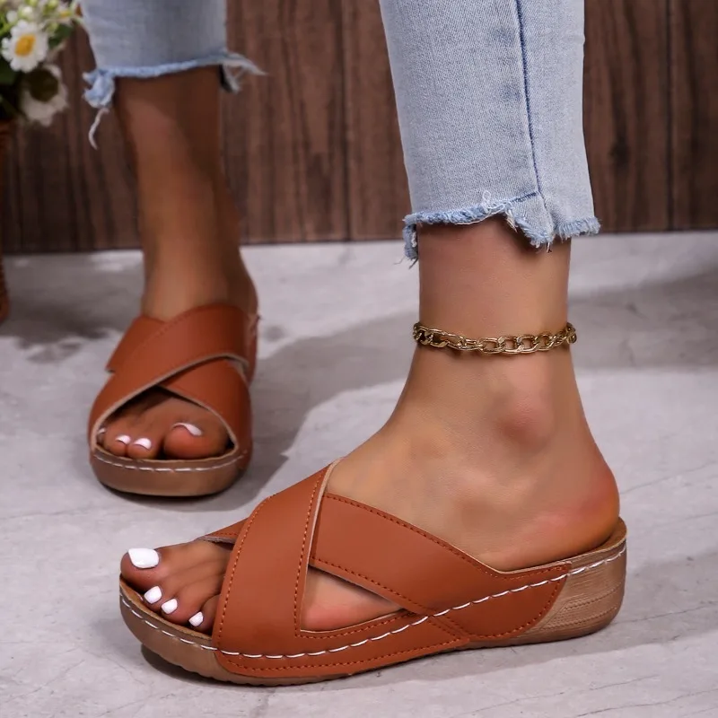 

2024 Summer Classic Solid Color Hollow Designer Thick Bottom Wedge Heel Women's Sandals Indoor and Outdoor Casual Slippers