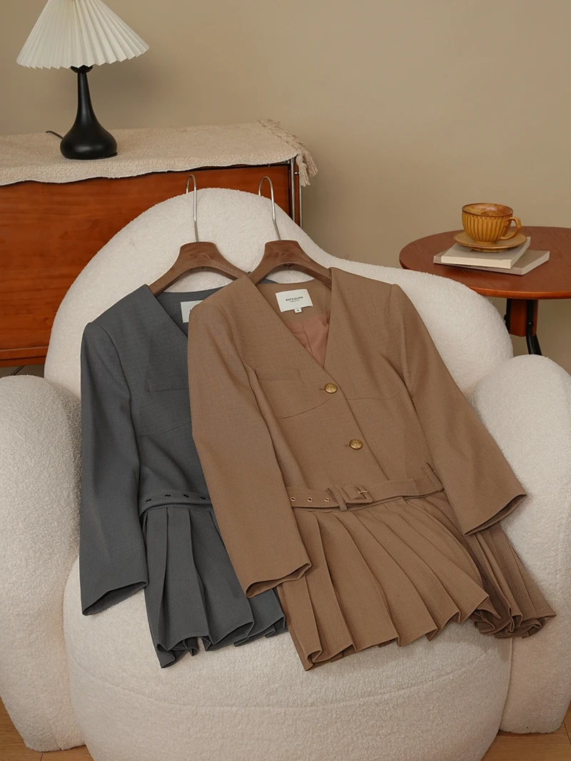 

Новинка осени: Женское модное платье-костюм А-силуэта с V-образным вырезом, открытым передом, плиссированным подолом и поясом, из полиэстера, с длинными рукавами