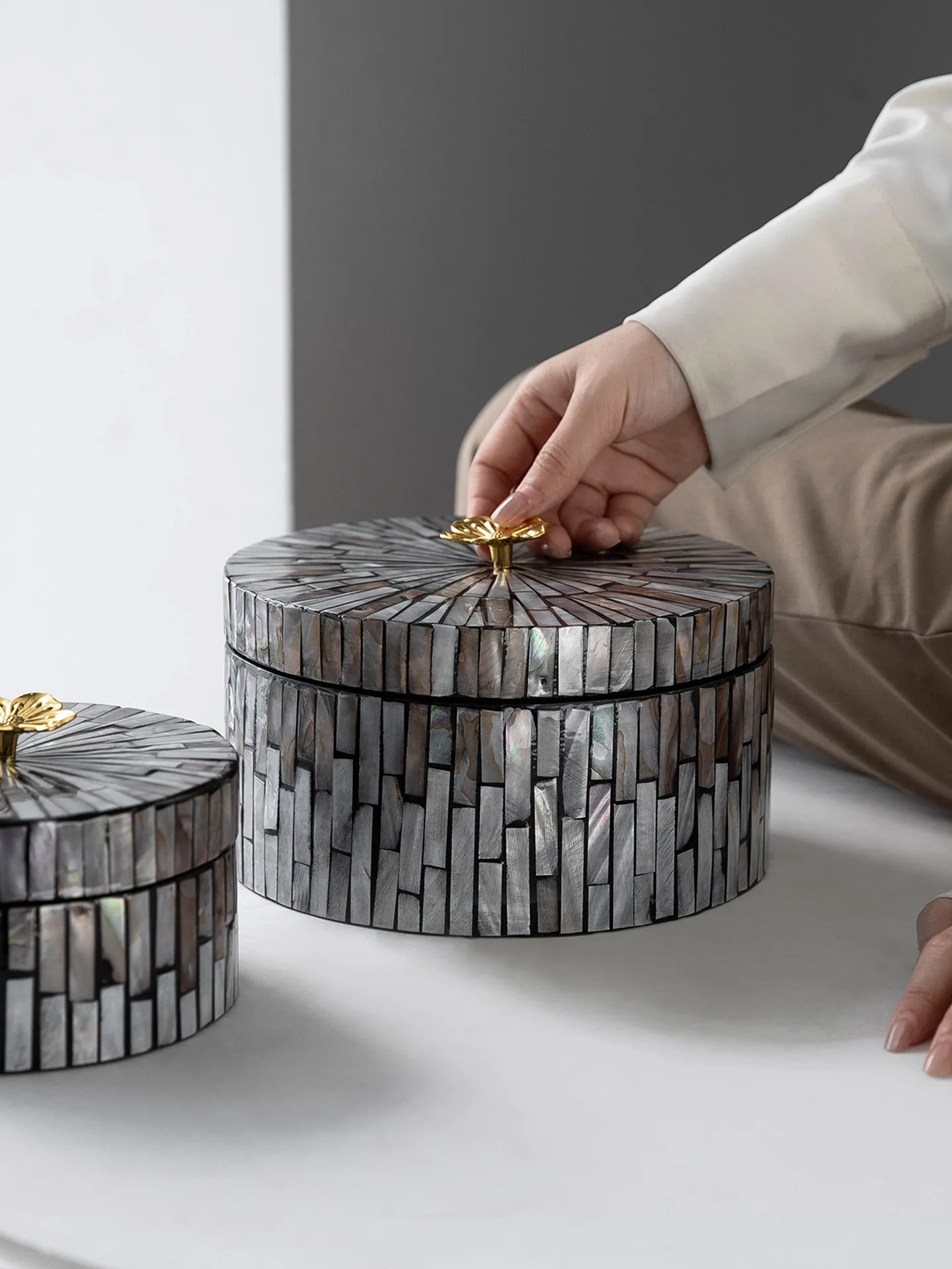 

PYH retro light luxury color shell storage box with lid handle household jewelry jewelry box desktop round