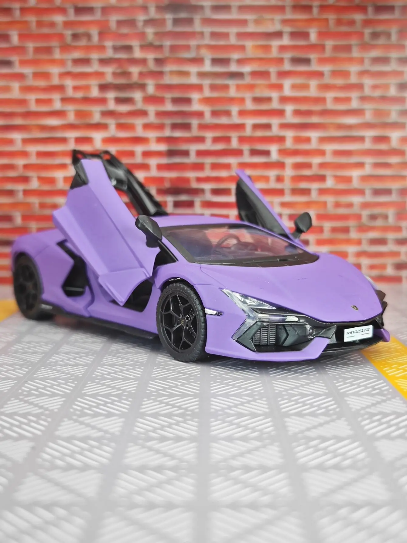 1:32 simulation Lamborghini Revuelto alloy car model doors can be opened has simulated sound and lighting functions rich details