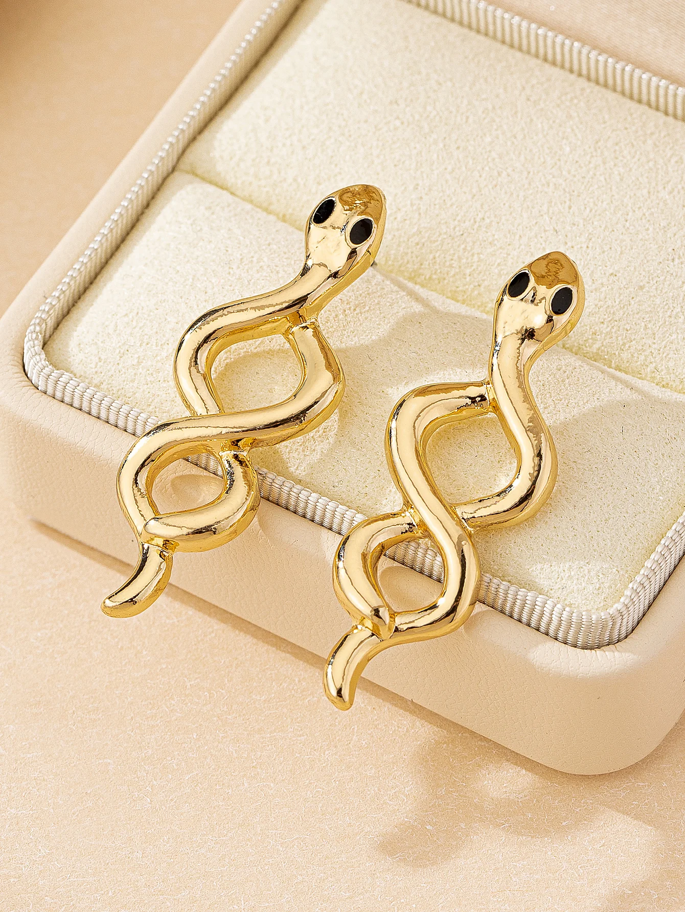1 Pair of New European and American Style Sense of Design Snake-Shaped Niche Design Unique Women's Earrings