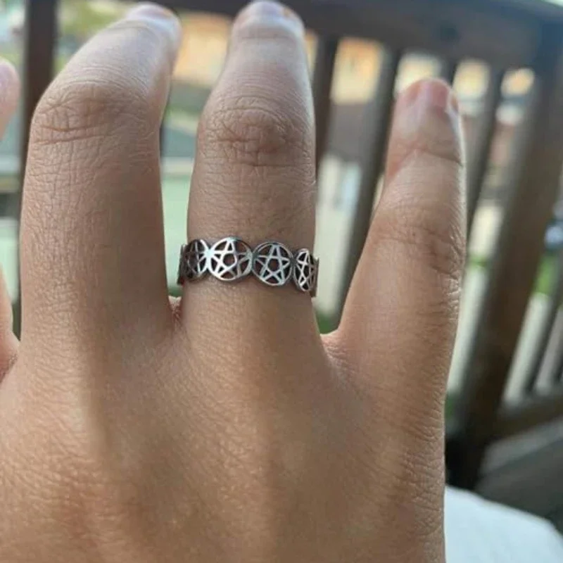 YILUOCD Stainless Steel Pentacle Ring Geometric Pentagram Ring for Women Wicca Protection Amulet Hollow Star Christmas Jewelry